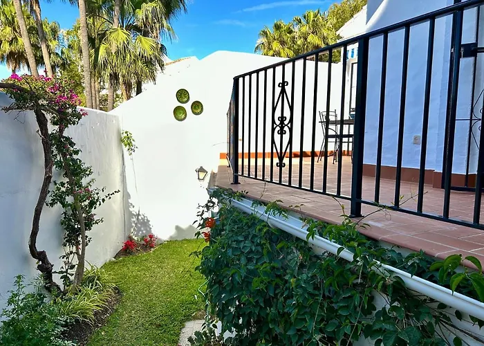 Casa con terraza y hermoso jardín comunal
